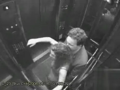 Девственные ебутся в застрявшем лифте на скрытую камеру